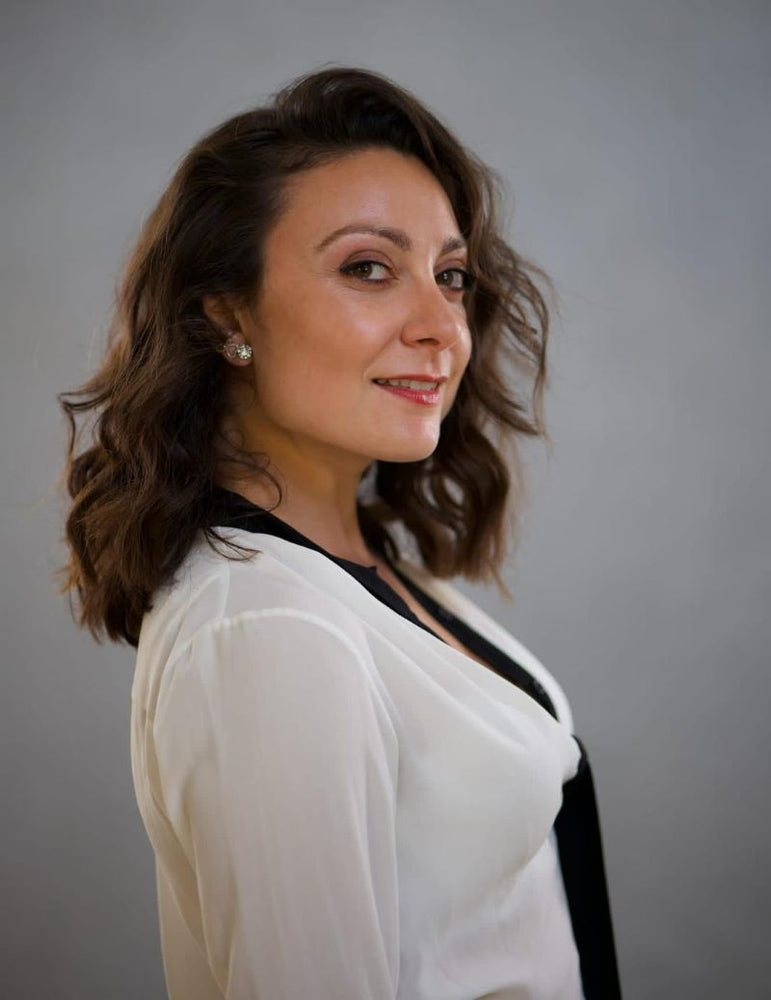 Black and White Shirts for Business Women: Styling it out in the office.